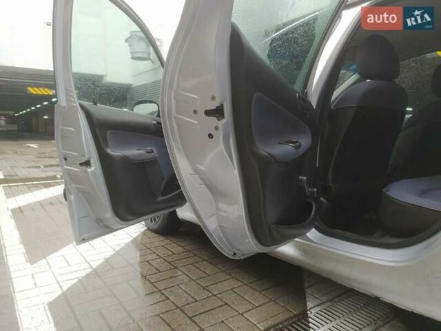 Сірий Пежо 206, об'ємом двигуна 1.36 л та пробігом 340 тис. км за 2950 $, фото 18 на Automoto.ua