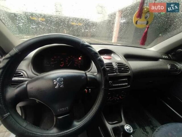 Сірий Пежо 206, об'ємом двигуна 1.36 л та пробігом 340 тис. км за 2950 $, фото 23 на Automoto.ua