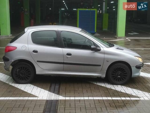 Сірий Пежо 206, об'ємом двигуна 1.36 л та пробігом 340 тис. км за 2950 $, фото 1 на Automoto.ua