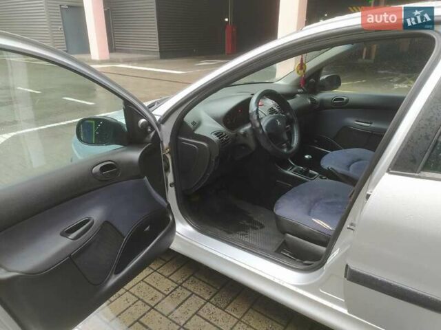 Сірий Пежо 206, об'ємом двигуна 1.36 л та пробігом 340 тис. км за 2950 $, фото 15 на Automoto.ua