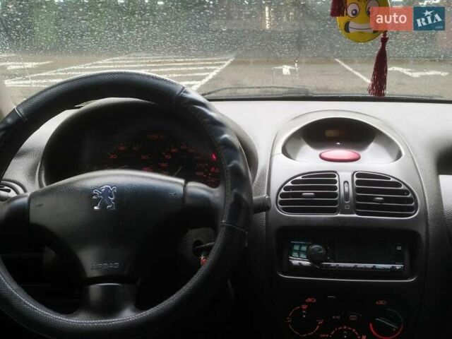 Сірий Пежо 206, об'ємом двигуна 1.36 л та пробігом 340 тис. км за 2950 $, фото 27 на Automoto.ua