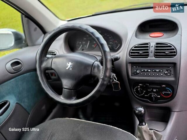 Серый Пежо 206, объемом двигателя 1.4 л и пробегом 221 тыс. км за 2450 $, фото 19 на Automoto.ua