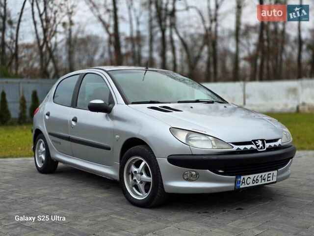 Серый Пежо 206, объемом двигателя 1.4 л и пробегом 221 тыс. км за 2450 $, фото 3 на Automoto.ua