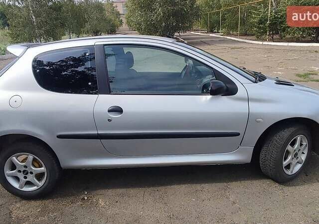 Серый Пежо 206, объемом двигателя 1.4 л и пробегом 369 тыс. км за 2500 $, фото 1 на Automoto.ua