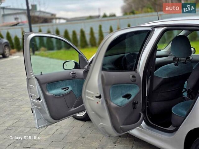 Серый Пежо 206, объемом двигателя 1.4 л и пробегом 221 тыс. км за 2450 $, фото 36 на Automoto.ua