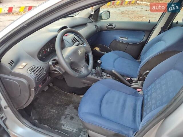 Серый Пежо 206, объемом двигателя 1.12 л и пробегом 154 тыс. км за 2900 $, фото 10 на Automoto.ua
