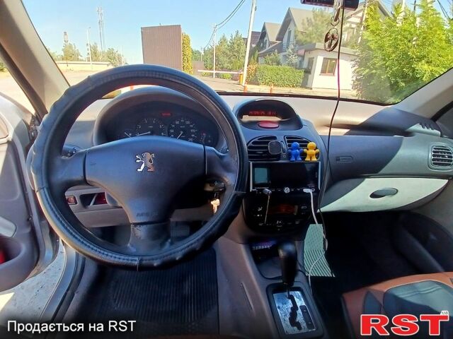Серый Пежо 206, объемом двигателя 1.4 л и пробегом 150 тыс. км за 4800 $, фото 7 на Automoto.ua