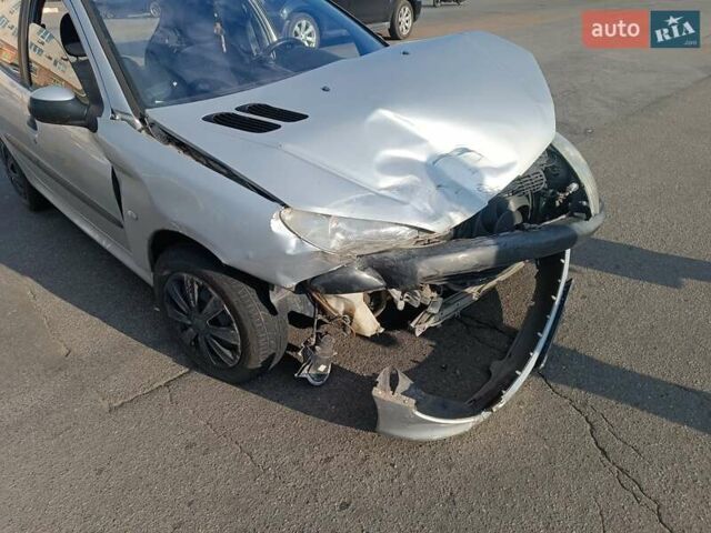 Серый Пежо 206, объемом двигателя 1.4 л и пробегом 166 тыс. км за 1500 $, фото 1 на Automoto.ua