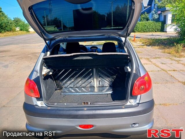 Серый Пежо 206, объемом двигателя 1.4 л и пробегом 150 тыс. км за 4800 $, фото 4 на Automoto.ua