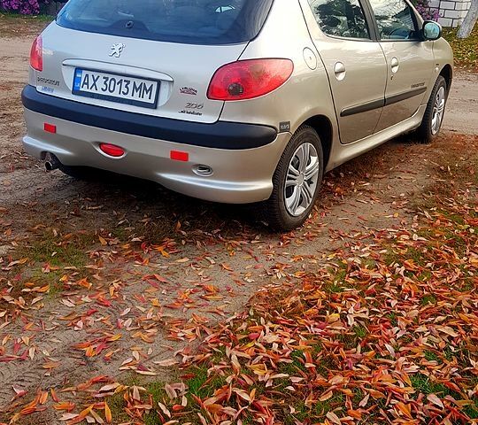 Сірий Пежо 206, об'ємом двигуна 1.4 л та пробігом 150 тис. км за 4200 $, фото 2 на Automoto.ua