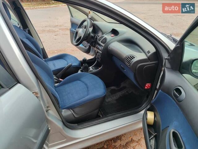 Серый Пежо 206, объемом двигателя 1.12 л и пробегом 154 тыс. км за 2900 $, фото 17 на Automoto.ua