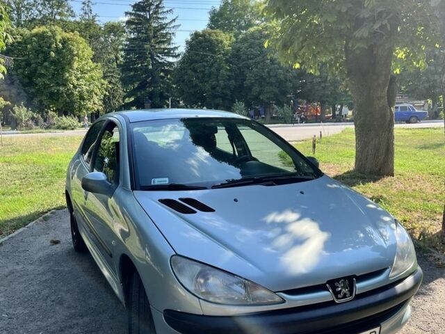 Серый Пежо 206, объемом двигателя 1.4 л и пробегом 343 тыс. км за 2500 $, фото 1 на Automoto.ua