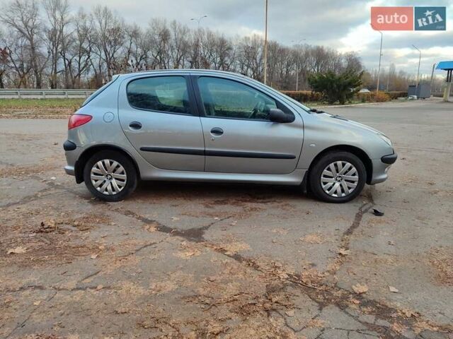 Серый Пежо 206, объемом двигателя 1.12 л и пробегом 154 тыс. км за 2900 $, фото 1 на Automoto.ua