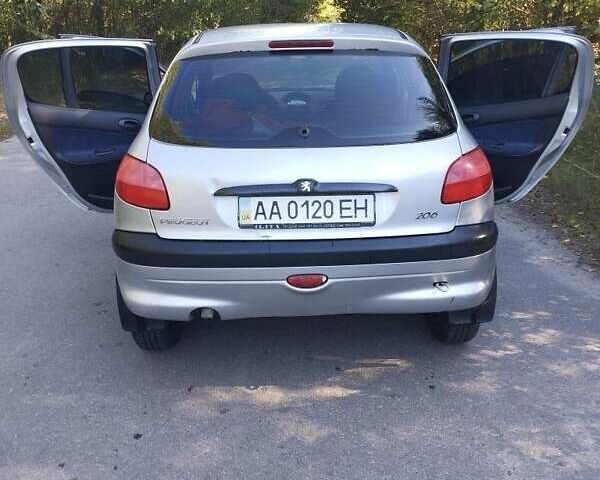 Серый Пежо 206, объемом двигателя 1.6 л и пробегом 310 тыс. км за 2550 $, фото 4 на Automoto.ua