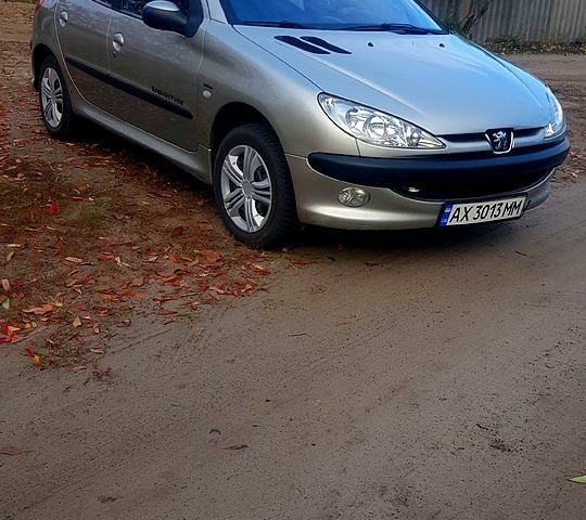 Сірий Пежо 206, об'ємом двигуна 1.4 л та пробігом 150 тис. км за 4200 $, фото 1 на Automoto.ua