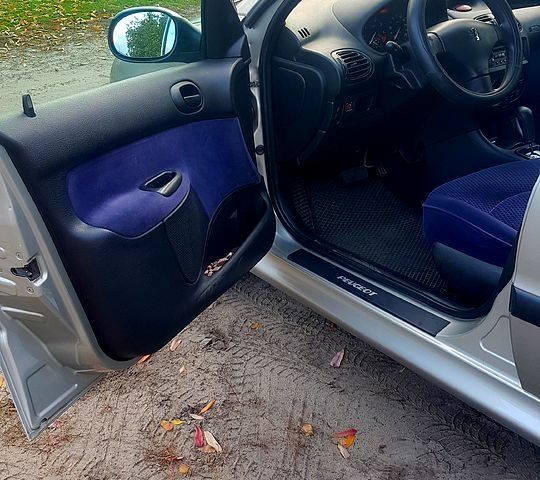 Сірий Пежо 206, об'ємом двигуна 1.4 л та пробігом 150 тис. км за 4200 $, фото 4 на Automoto.ua