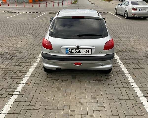 Серый Пежо 206, объемом двигателя 1.1 л и пробегом 150 тыс. км за 3000 $, фото 1 на Automoto.ua