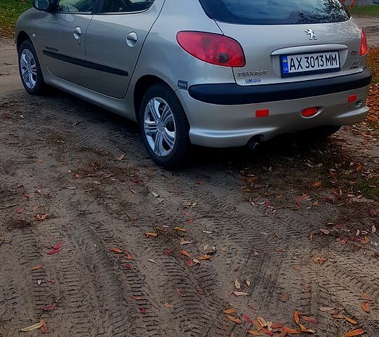 Сірий Пежо 206, об'ємом двигуна 1.4 л та пробігом 150 тис. км за 4200 $, фото 3 на Automoto.ua