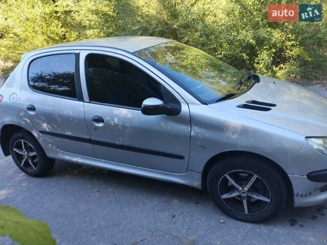 Серый Пежо 206, объемом двигателя 1.6 л и пробегом 310 тыс. км за 2550 $, фото 1 на Automoto.ua