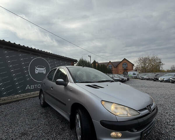 Серый Пежо 206, объемом двигателя 1.36 л и пробегом 260 тыс. км за 3500 $, фото 2 на Automoto.ua