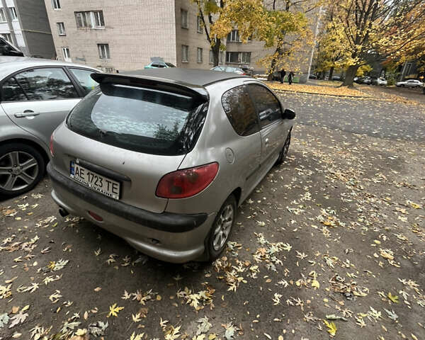 Серый Пежо 206, объемом двигателя 1.36 л и пробегом 300 тыс. км за 2600 $, фото 2 на Automoto.ua