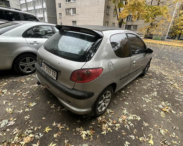 Серый Пежо 206, объемом двигателя 1.36 л и пробегом 300 тыс. км за 2600 $, фото 6 на Automoto.ua