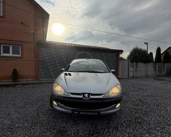 Серый Пежо 206, объемом двигателя 1.36 л и пробегом 260 тыс. км за 3500 $, фото 1 на Automoto.ua