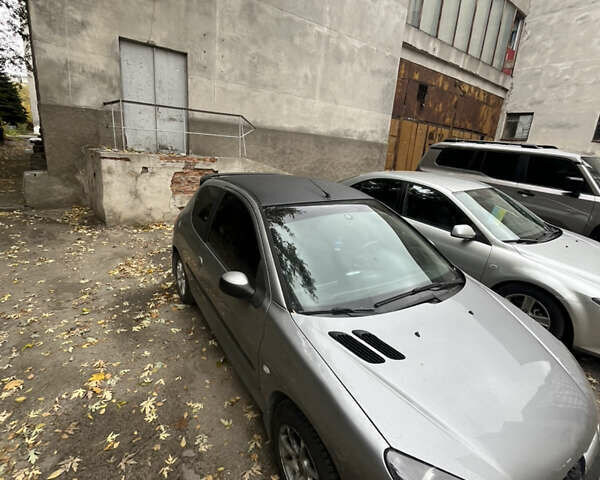 Серый Пежо 206, объемом двигателя 1.36 л и пробегом 300 тыс. км за 2600 $, фото 4 на Automoto.ua