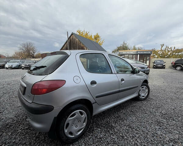 Серый Пежо 206, объемом двигателя 1.36 л и пробегом 260 тыс. км за 3500 $, фото 3 на Automoto.ua