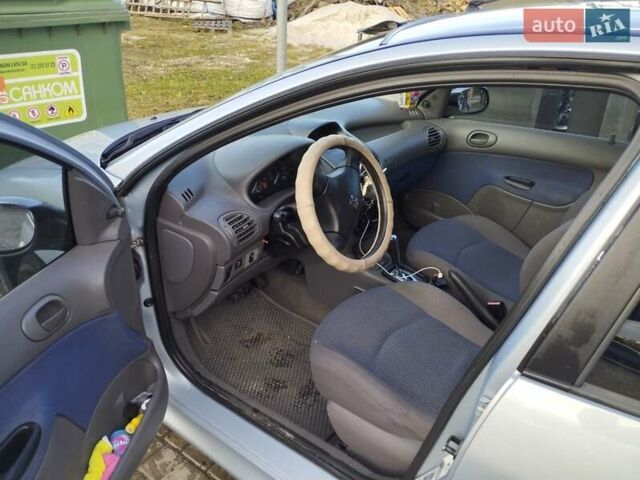 Серый Пежо 206, объемом двигателя 1.4 л и пробегом 178 тыс. км за 3200 $, фото 4 на Automoto.ua