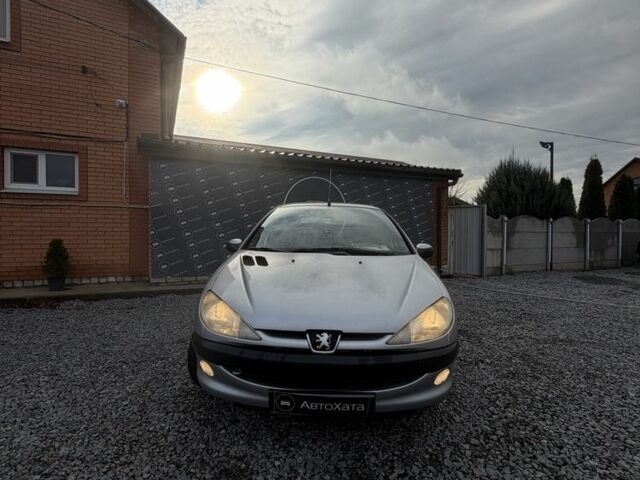 Серый Пежо 206, объемом двигателя 1.4 л и пробегом 260 тыс. км за 3500 $, фото 1 на Automoto.ua