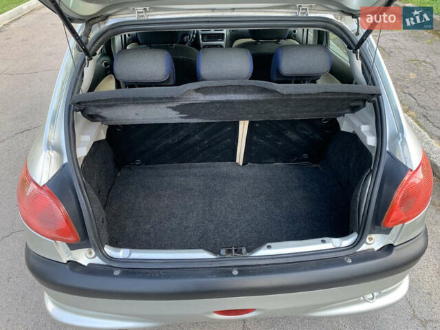 Серый Пежо 206, объемом двигателя 1.36 л и пробегом 115 тыс. км за 2500 $, фото 18 на Automoto.ua