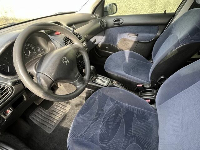 Серый Пежо 206, объемом двигателя 1.4 л и пробегом 130 тыс. км за 3000 $, фото 5 на Automoto.ua