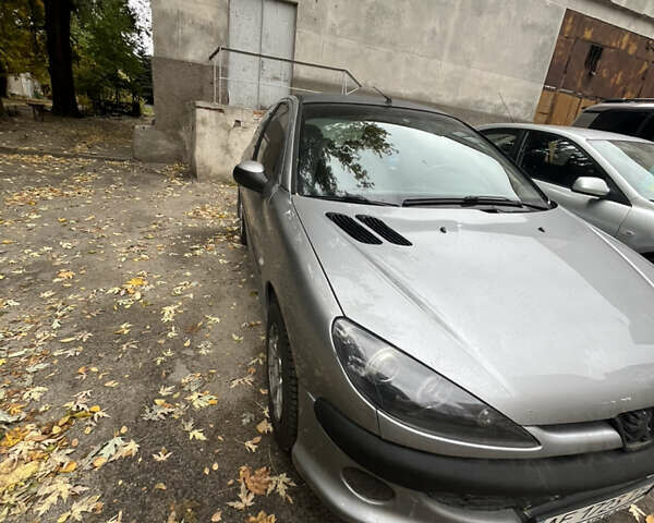 Серый Пежо 206, объемом двигателя 1.36 л и пробегом 300 тыс. км за 2600 $, фото 5 на Automoto.ua