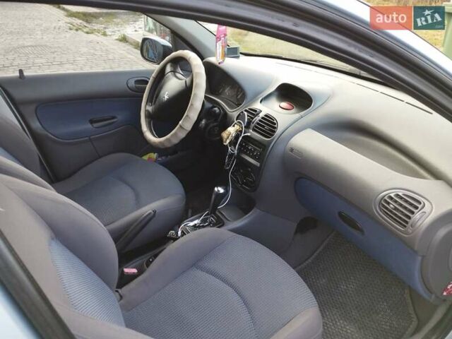 Серый Пежо 206, объемом двигателя 1.4 л и пробегом 178 тыс. км за 3200 $, фото 6 на Automoto.ua