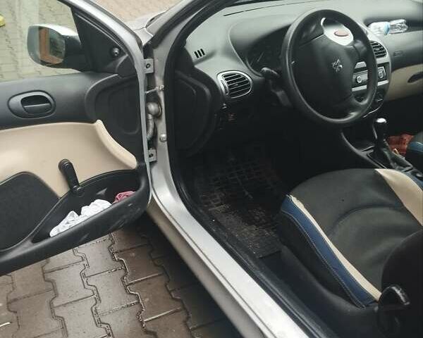 Серый Пежо 206, объемом двигателя 1.1 л и пробегом 180 тыс. км за 2700 $, фото 7 на Automoto.ua