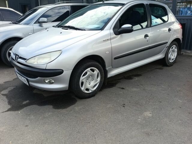 Серый Пежо 206, объемом двигателя 1.4 л и пробегом 255 тыс. км за 3500 $, фото 1 на Automoto.ua