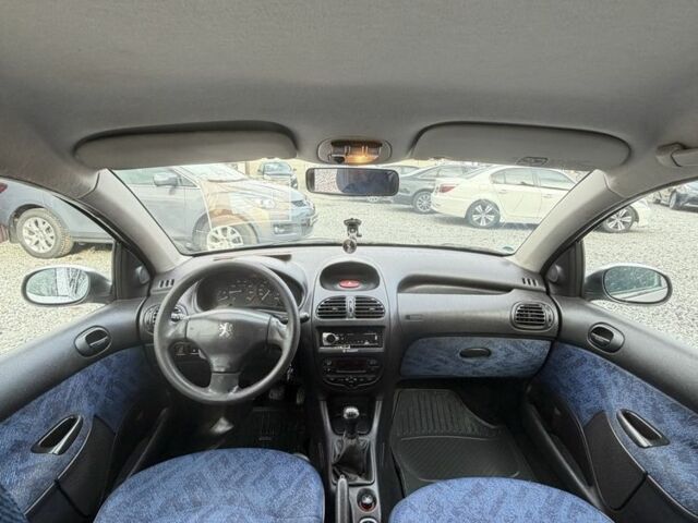 Серый Пежо 206, объемом двигателя 1.4 л и пробегом 260 тыс. км за 3500 $, фото 6 на Automoto.ua