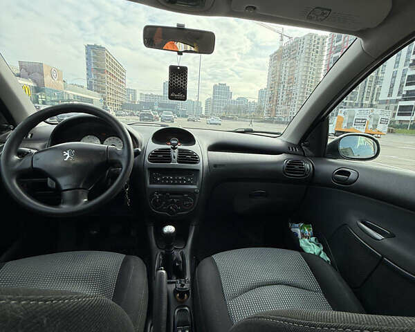 Сірий Пежо 206, об'ємом двигуна 1.4 л та пробігом 160 тис. км за 4000 $, фото 16 на Automoto.ua