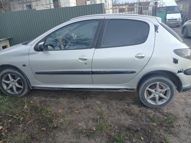 Серый Пежо 206, объемом двигателя 1.4 л и пробегом 186 тыс. км за 2500 $, фото 3 на Automoto.ua
