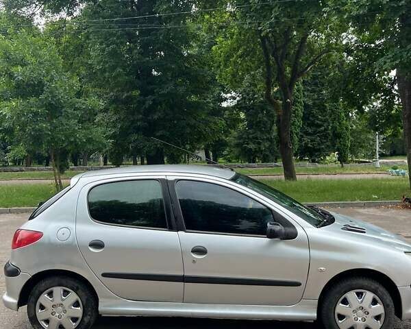 Сірий Пежо 206, об'ємом двигуна 1.4 л та пробігом 320 тис. км за 2700 $, фото 3 на Automoto.ua