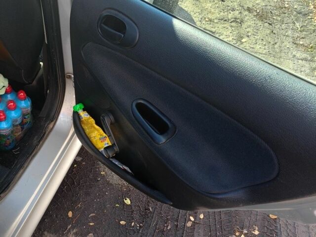 Серый Пежо 206, объемом двигателя 1.4 л и пробегом 170 тыс. км за 3800 $, фото 4 на Automoto.ua