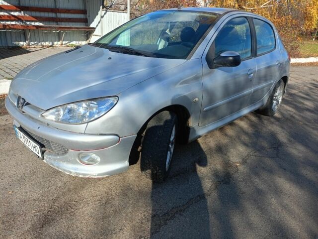 Серый Пежо 206, объемом двигателя 1.4 л и пробегом 170 тыс. км за 3800 $, фото 1 на Automoto.ua