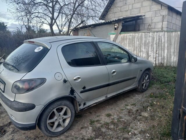 Серый Пежо 206, объемом двигателя 1.4 л и пробегом 186 тыс. км за 2500 $, фото 4 на Automoto.ua