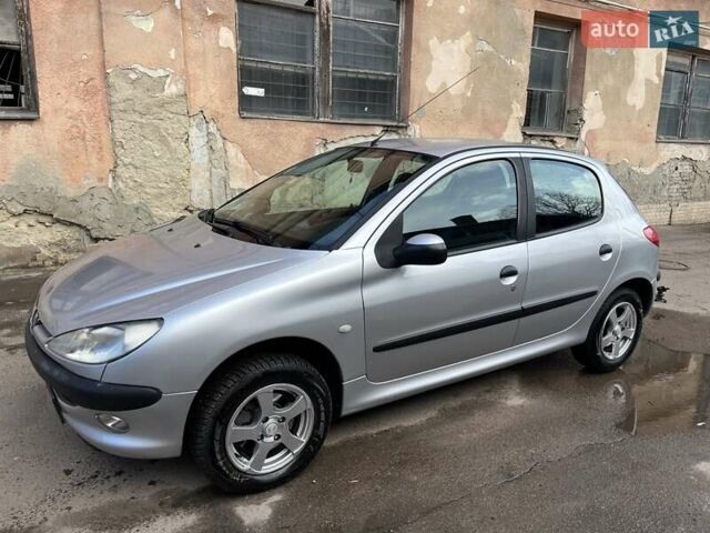 Серый Пежо 206, объемом двигателя 1.6 л и пробегом 97 тыс. км за 4500 $, фото 1 на Automoto.ua