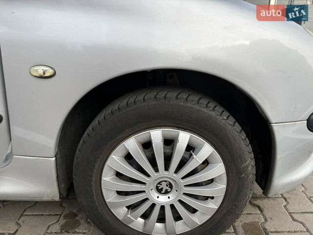 Сірий Пежо 206, об'ємом двигуна 1.4 л та пробігом 160 тис. км за 4000 $, фото 6 на Automoto.ua