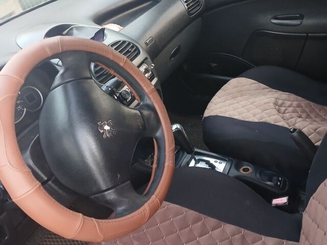 Серый Пежо 206, объемом двигателя 1.4 л и пробегом 186 тыс. км за 2500 $, фото 6 на Automoto.ua