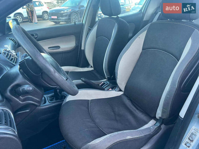 Сірий Пежо 206, об'ємом двигуна 1.2 л та пробігом 211 тис. км за 1300 $, фото 21 на Automoto.ua