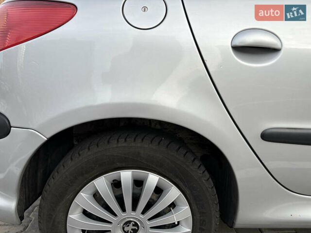 Сірий Пежо 206, об'ємом двигуна 1.4 л та пробігом 160 тис. км за 4000 $, фото 5 на Automoto.ua