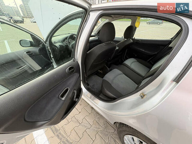 Сірий Пежо 206, об'ємом двигуна 1.4 л та пробігом 160 тис. км за 4000 $, фото 13 на Automoto.ua